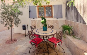 Outdoor dining - Lovely home in Monteux with WiFi (Monteux)