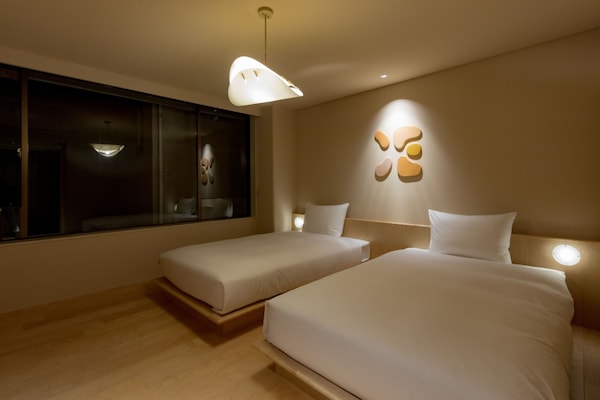 Compact Twin | Peralatan tempat tidur hipoalergenik, peti besi dalam bilik, meja