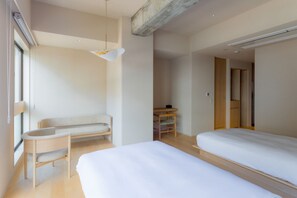 Kamer | Hypoallergeen beddengoed, een kluis op de kamer, een bureau