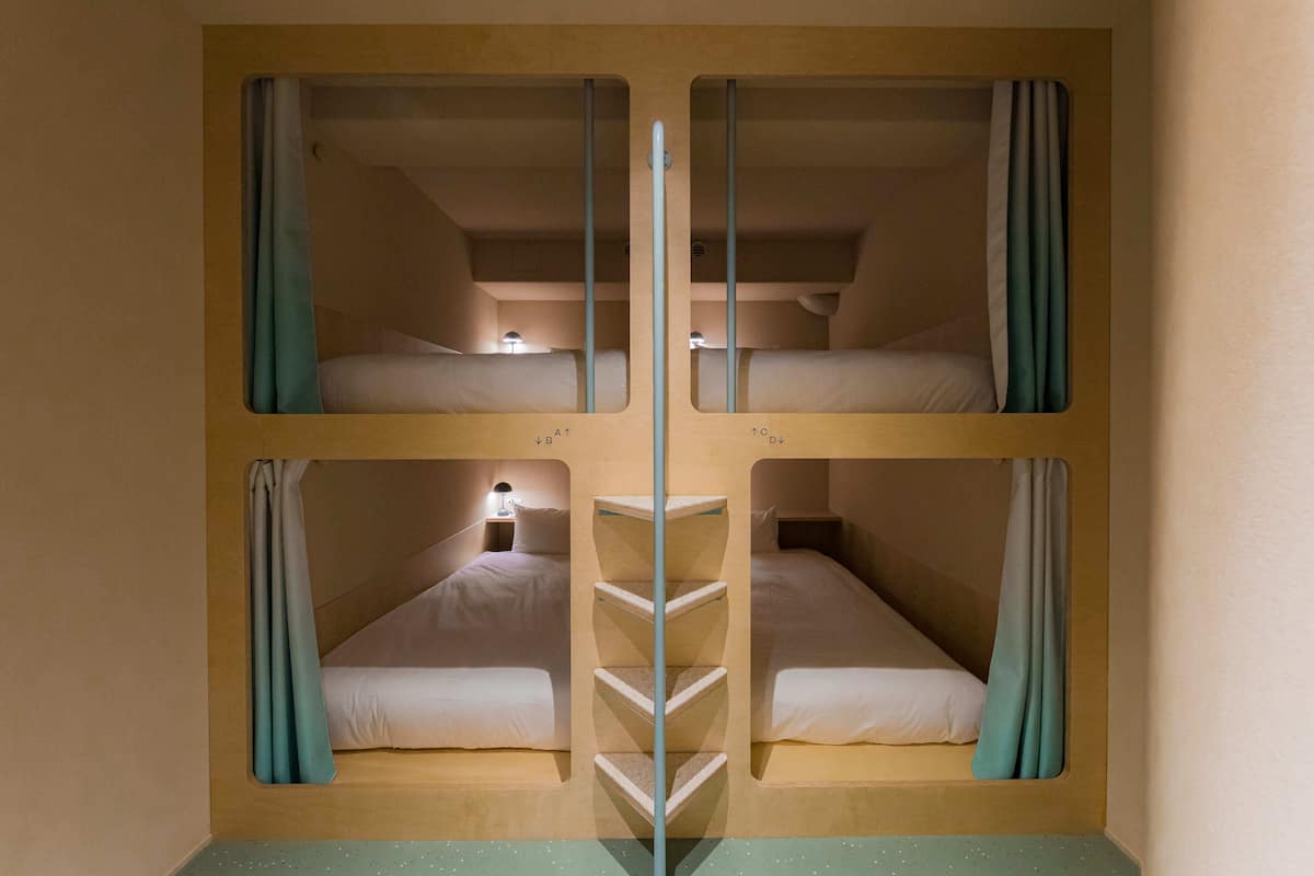 Peralatan tempat tidur hipoalergenik, peti besi dalam bilik, meja
