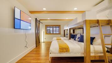 5 bedrooms, desk, iron/ironing board, travel crib