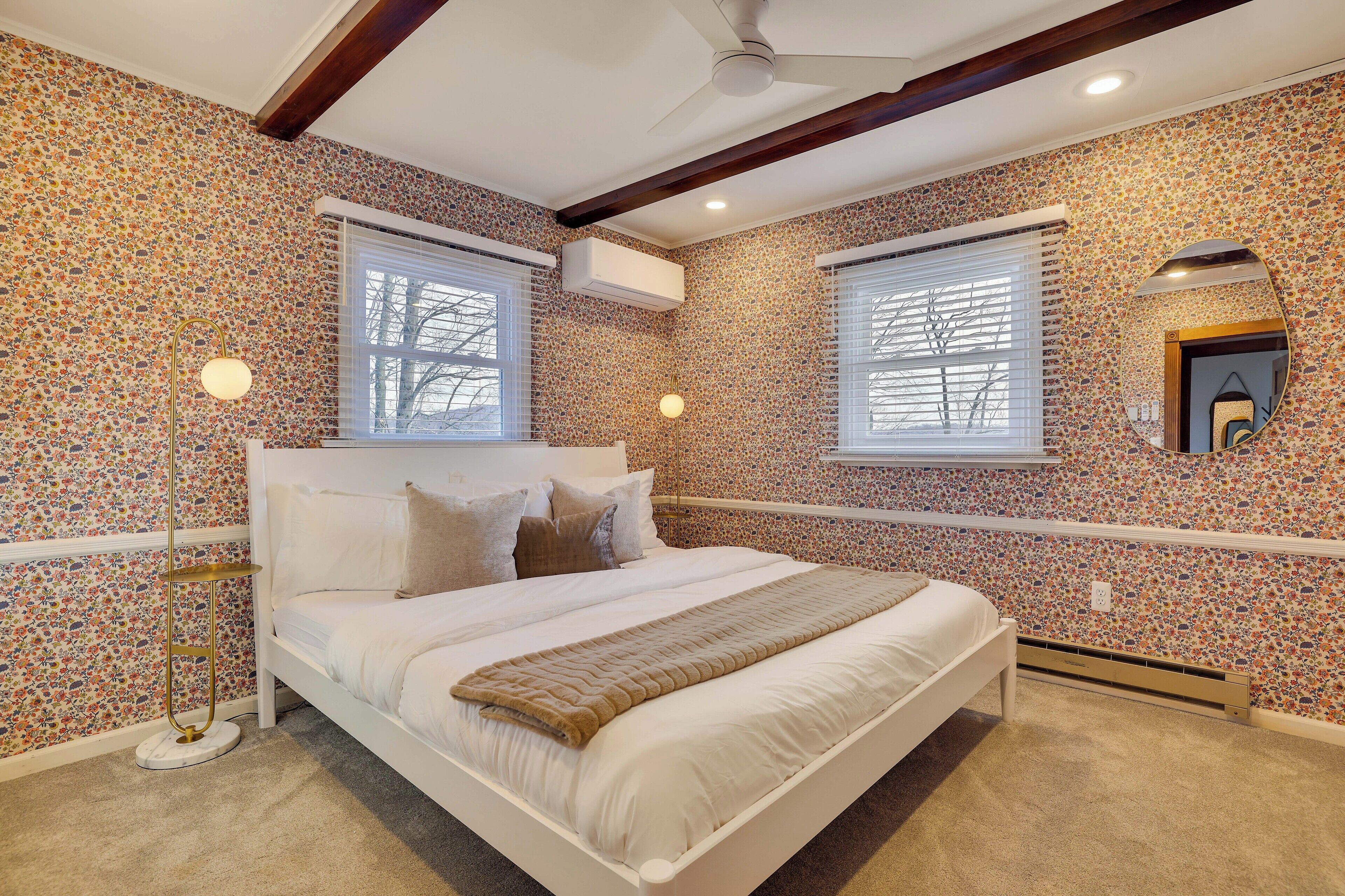 5 bedrooms, desk, iron/ironing board, travel crib