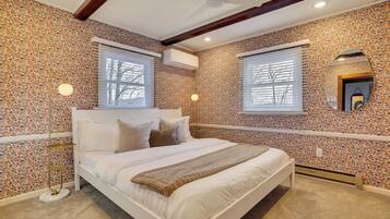 5 bedrooms, desk, iron/ironing board, travel crib