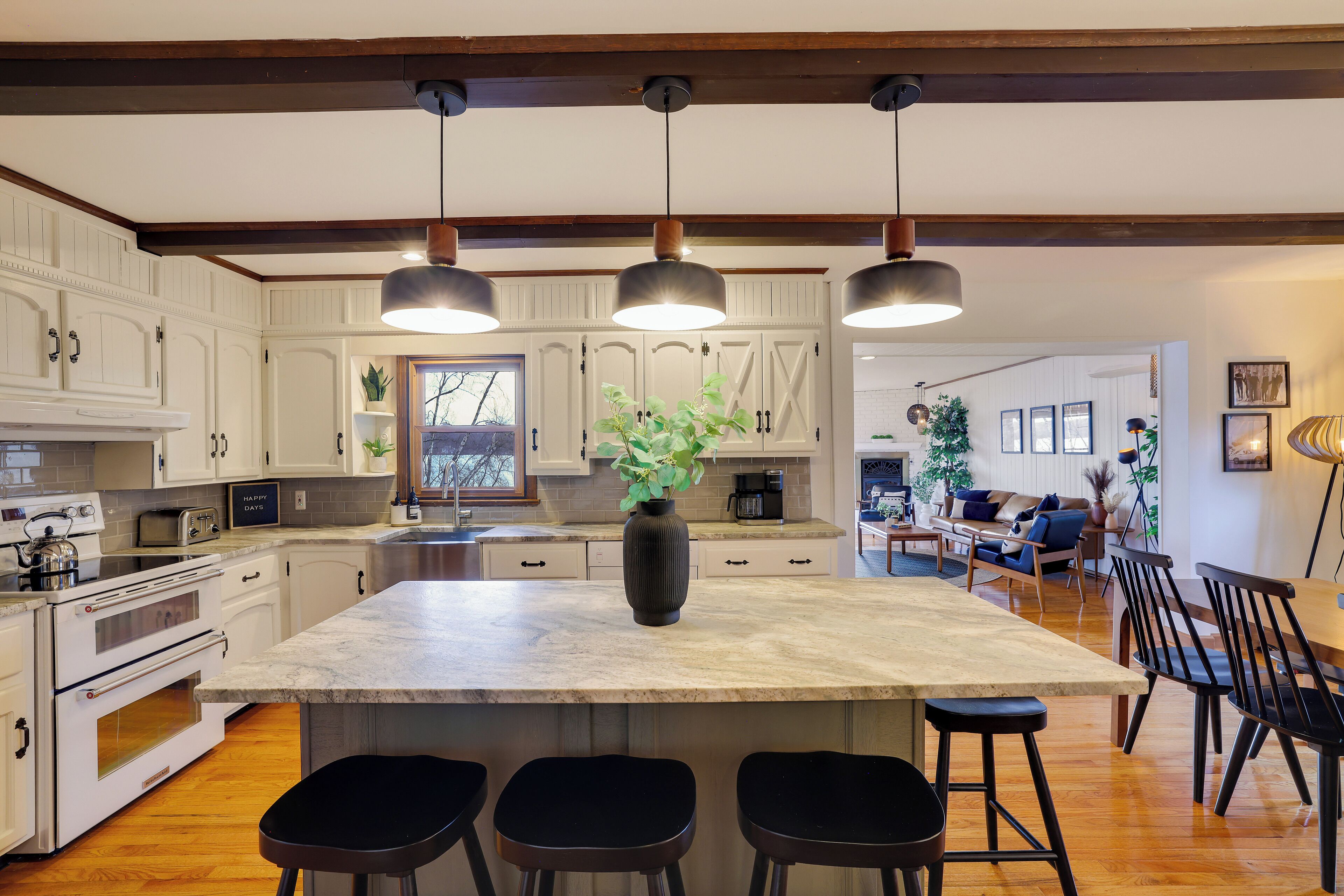 Jääkaappi, mikroaaltouuni, uuni, liesi