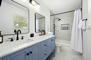 Shower, eco-friendly toiletries, hair dryer, towels - Designer Home,  Sleep 8,  Ask us about FREE add-ons (Austin)