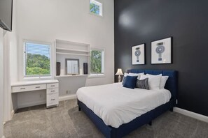 4 slaapkamers, een bureau, een strijkplank/strijkijzer, gratis wifi