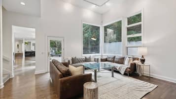 TV connectée, cheminée, espaces bureaux