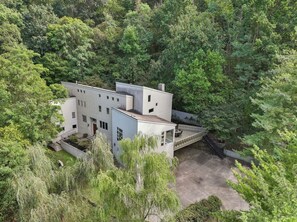 المنشأة من الخارج