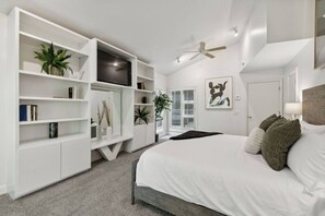 4 habitaciones, escritorio y tabla de planchar con plancha