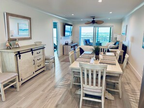 Smart TV, mesa de pingue-pongue, livros, monitores de computador