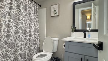 Haartrockner, Handtücher, Seife, Shampoo