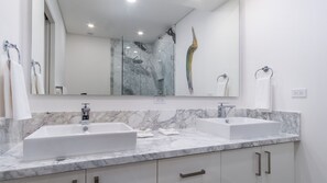 Dusche, Haartrockner, Handtücher