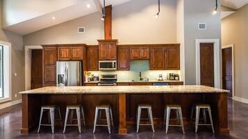 Microondas, horno, parrilla de estufa y lavavajillas