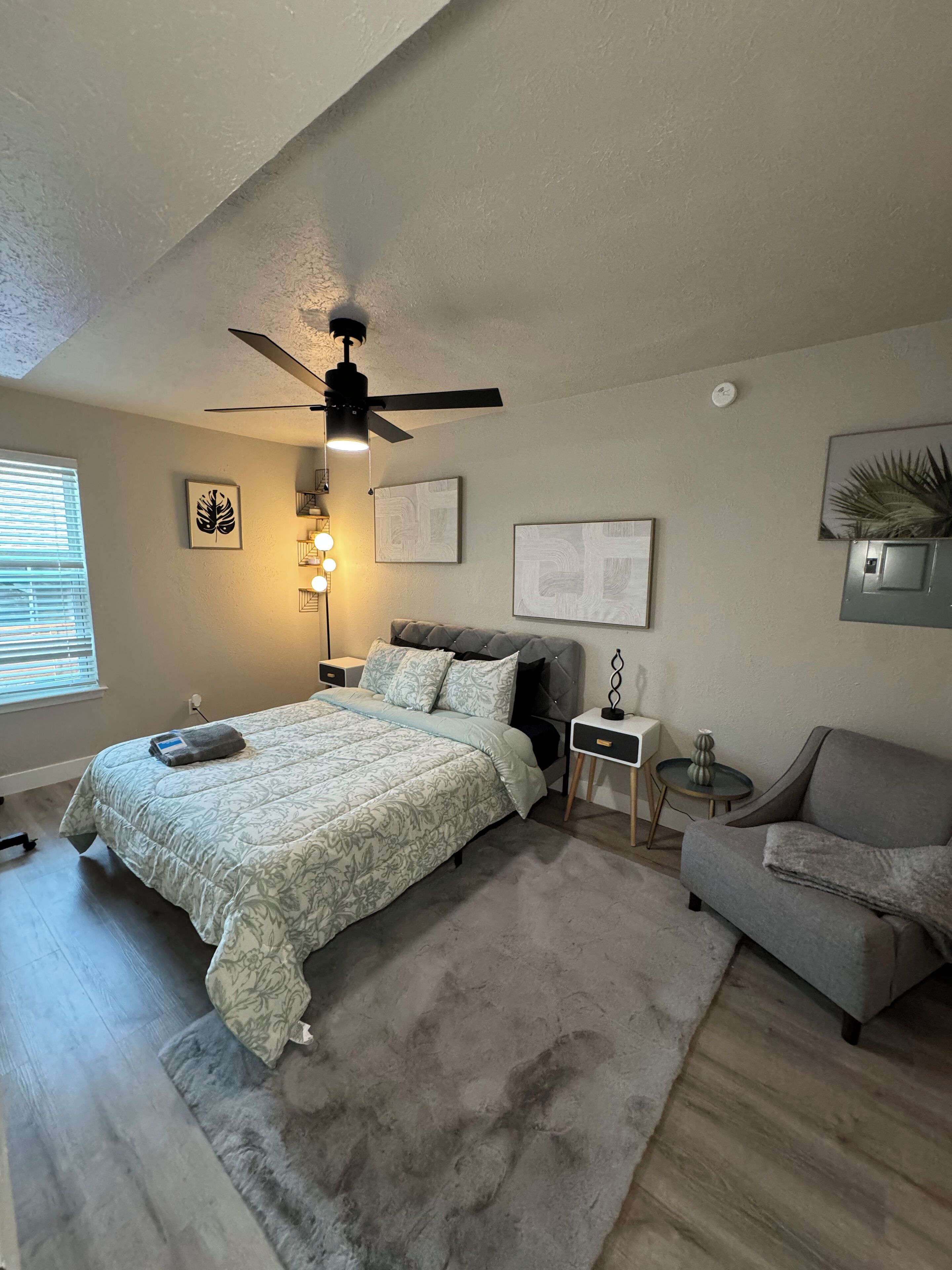 1 室のベッドルーム、アイロン / アイロン台、WiFi (無料)、ベッドシーツ