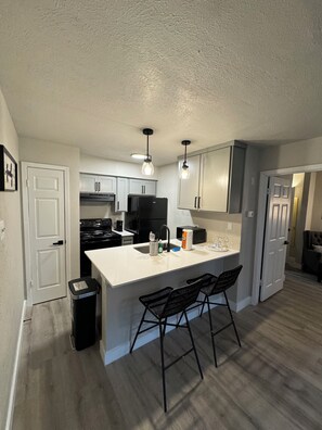 Refrigerador, microondas, horno y parrilla de estufa 