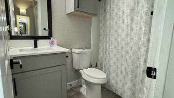 Haartrockner, Handtücher, Seife, Shampoo