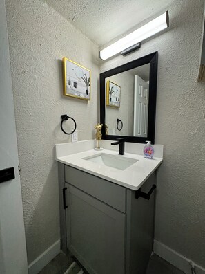 Hair dryer, towels, soap, shampoo - Downtown Dallas LUXE Urban Haven 1BD Retreat (Dallas)