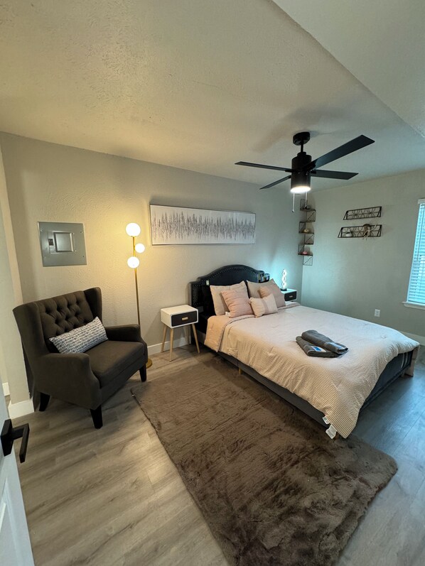 1 habitación, tabla de planchar con plancha, wifi gratis y ropa de cama 