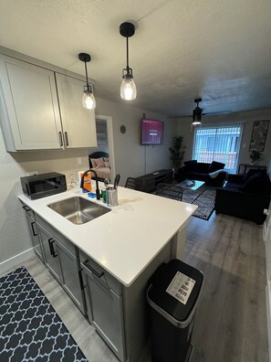 Fridge, microwave, oven, stovetop - Downtown Dallas LUXE Urban Haven 1BD Retreat (Dallas)