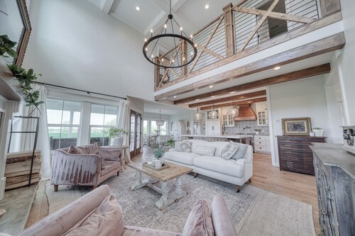 Peaceful Luxury Farmhouse Stay in Rexburg - Sleeps up to 22 people