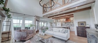 Peaceful Luxury Farmhouse Stay in Rexburg - Sleeps up to 22 people