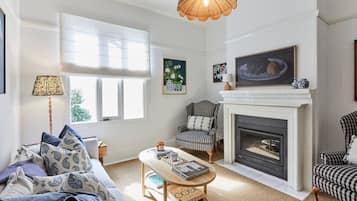 Smart TV, fireplace, books, stereo