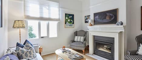 TV connectée, cheminée, livres, chaßne hi-fi