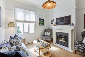 Smart TV, chimenea, libros y estéreo 