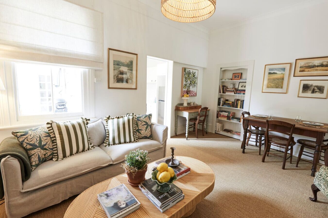 Télévision, cheminée, livres, chaîne hi-fi