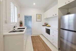 Frigorífico, microondas, placa de cocina y cafetera o tetera