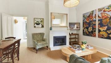 Télévision, cheminée, livres, chaßne hi-fi