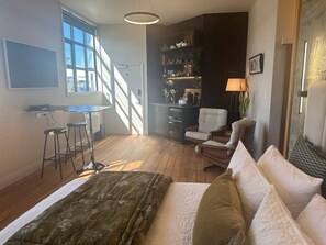 1 habitación, tabla de planchar con plancha, wifi gratis y ropa de cama 