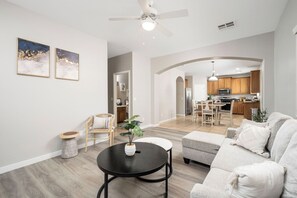 Smart TV, fireplace - Spacious 6-bedroom 3 Bathroom Entire House in charming Gilbert Sleeps 12 (Gilbert)