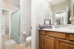 Haartrockner, Handtücher, Seife, Toilettenpapier