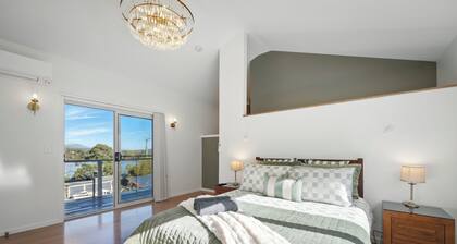 Blossoms on the Bay - Nubeena