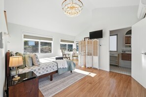 4 habitaciones, escritorio y tabla de planchar con plancha 