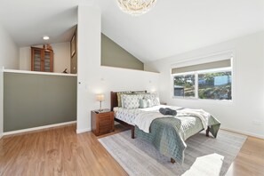 4 habitaciones, escritorio y tabla de planchar con plancha 