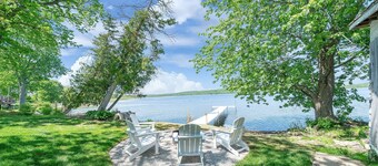 Lake front elf house🩷kayaks-fire pit🩷one hour away from Toronto 