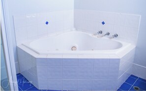 House, Multiple Beds, Kitchen, Marina View | Bathroom | Free toiletries, hair dryer, towels, soap