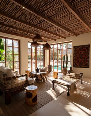 Huvila, 4 makuuhuonetta, yksityinen uima-allas | Oleskelualue | 42–tuumainen äly-TV, jossa kaapelikanavat