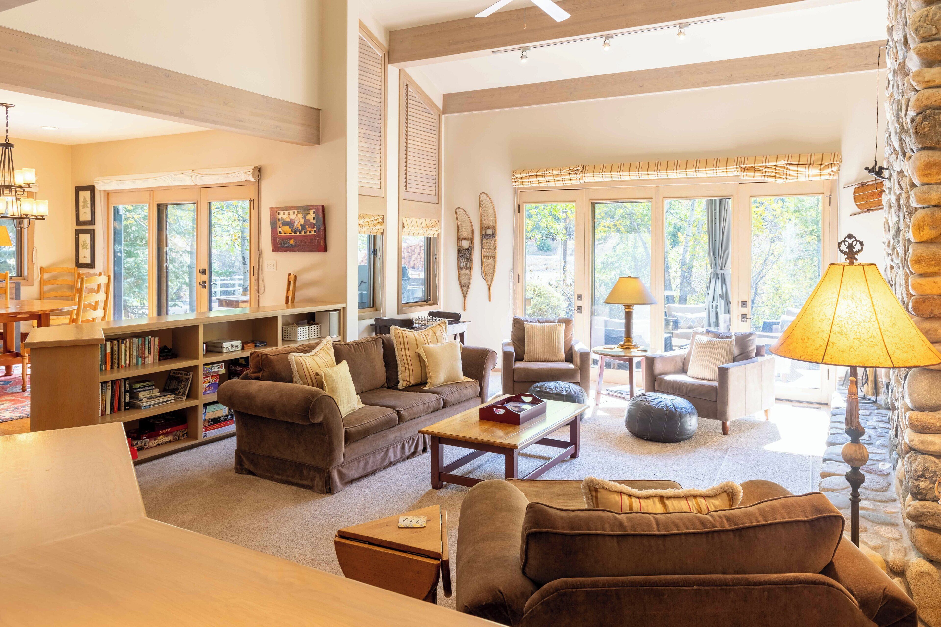 Smart TV, fireplace, books, stereo