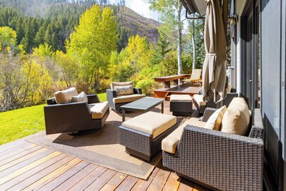 Luxury Warm Springs Retreat: Riverfront, Hot Tub, & Steps to Lifts
