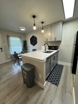 Een koelkast, een magnetron, een oven, een kookplaat