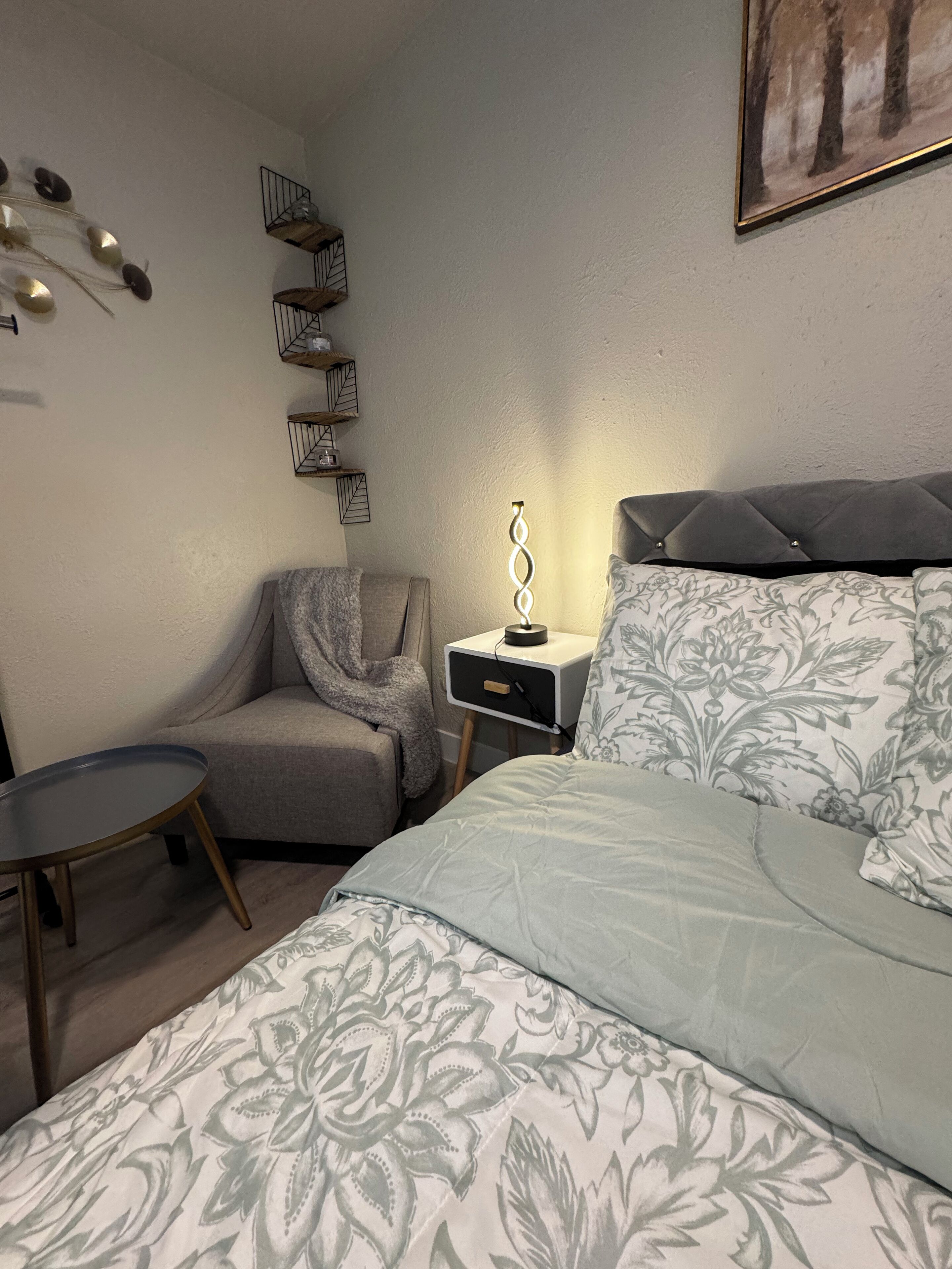 1 slaapkamer, een strijkplank/strijkijzer, wifi, beddengoed