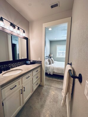 Hårføner, håndklær, såpe og sjampo