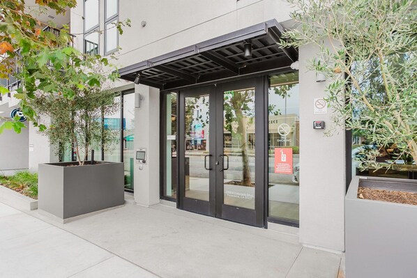 Exterior - Tasteful 1BR w/ Gym & Elev, nr Dining & Bars, by Blueground (Los Angeles)