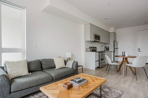 TV, stereo - Tasteful 1BR w/ Gym & Elev, nr Dining & Bars, by Blueground (Los Angeles)