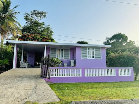Exterior. Purple Sunset - Walk to Malecon & Beaches