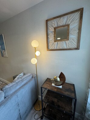 Sèche-cheveux, serviettes fournies, savon, shampoing