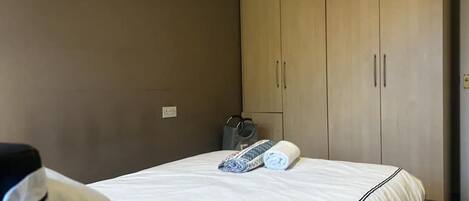 3 habitaciones, tabla de planchar con plancha, wifi y ropa de cama